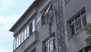 İstanbul'da film gibi olay: Bez parçalarını birleştirip aşağıya inmeye çalıştı