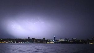 İstanbul'da şimşek ve yıldırımlar geceyi aydınlattı