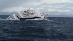 İtalya'da 40 metrelik süperyat battı