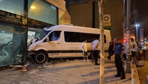 Kağıthane'de öksürük krizi tutan şoför, servis aracıyla bankaya girdi