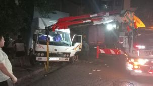 Kagıthane'de yokuş aşağı kaçan nakliye kamyonu devrilerek durabildi