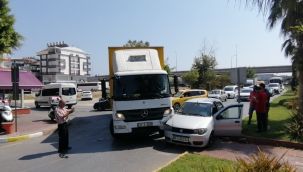 Kargo kamyonu otomobile çarptı