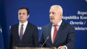 Kosova'da Sırplar, sınırda kurdukları barikatları kaldırıyor