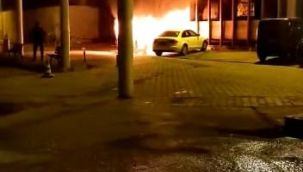 Minibüs otoparkta alev aldı