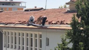 Okul çatısında tehlikeli çalışma