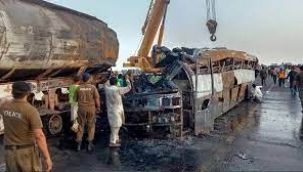 Pakistan'da petrol tankeriyle yolcu otobüsü çarpıştı