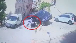 Park halindeki minibüs harekete geçti, kadınlar minibüsü tutarak devrilmesini önledi