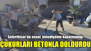 Seferihisar'da esnaf, belediyenin kapatmadığı çukurları betonla doldurdu