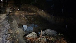 Şiddetli yağış sonrası Çanakkale'de köy yolu göçtü