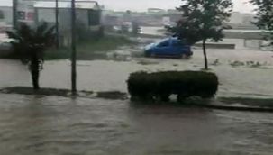 Tekirdağ'da sağanak yağış yolları nehre çevirdi!
