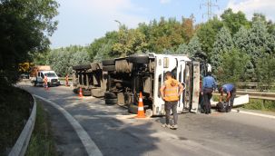 TEM bağlantı yolunda tır devrildi