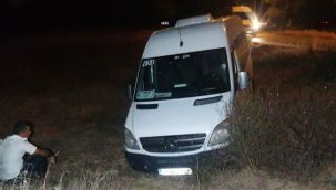 Tur minibüsü şarampole uçtu, çaresizce kurtarılmasını bekledi