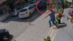 Yanan otomobilden, eşi ve çocuklarını çıkardı