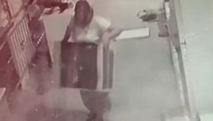 50 kiloluk klima motorunu tek başına çalan kadın görenleri hayrete düşürdü