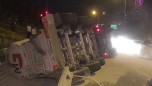 Ataşehir'de minibüsle çarpışan beton mikseri devrildi