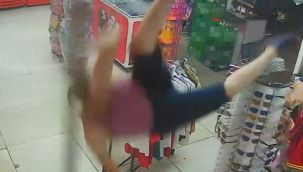 Balkondan marketin içine düştü, görenlerin yürekleri ağızlarına geldi