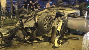 Bursa'da makas atan otomobil 2 araca çarpıp takla attı
