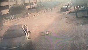 Çarpışan otomobillerden biri marketin kepenklerine girdi