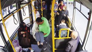 Durakta kalp krizi geçirdi, belediye otobüsüyle hastaneye yetiştirildi