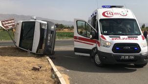 Elazığ'da minibüs ile hafif ticari araç çarpıştı