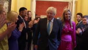 Eski İngiltere Başbakanı Johnson alkışlarla uğurlandı