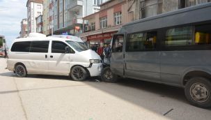 Feci kaza: Minibüsler kafa kafaya çarpıştı