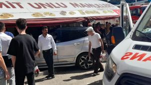 Fren yerine gaz pedalına bastı: Otomobil simit dükkanına girdi