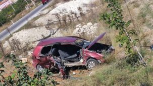 Hafif ticari araçla çarpışan otomobil şarampole yuvarlandı: 1 ölü, 2 yaralı