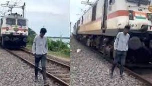 Hindistan'da video çeken gence tren çarptı