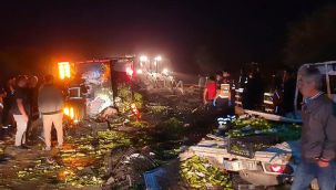 İşçi kamyoneti ile kamyon çarpışması sonucu 1 kişi öldü, 5 kişi yaralandı