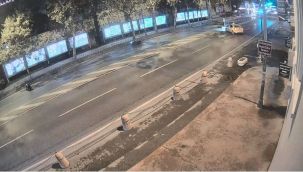 İstanbul'da hatalı dönüş kazası kamerada: Araca çarpan motosikletli yaralandı