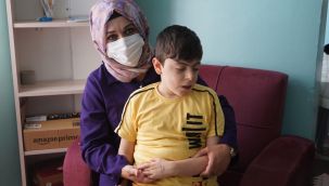 Kaybolan otizmli çocuk, elindeki dövme sayesinde bulundu