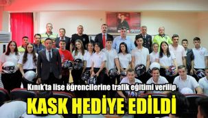 Kınık’ta lise öğrencilerine trafik eğitimi verilip kask hediye edildi