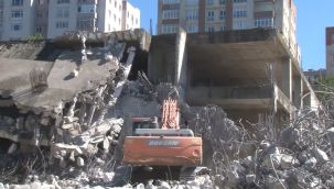 Maltepe'de 3 metruk binanın yıkımı gerçekleştirildi