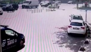 Motokurye dönüş yapan polis aracına çarptı
