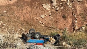Siirt'te tarım aracı devrildi