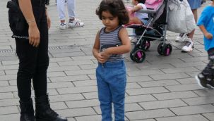 Taksim Meydanı'nda kaybolan 4 yaşındaki İranlı çocuğa çevik kuvvet ekipleri sahip çıktı