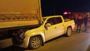 Feci kaza: Tıra ok gibi saplandı