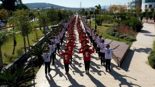 250 öğrenci cumhuriyetin 99'uncu yılında aynı anda zeybek oynadı