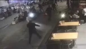 Acemi motosikletli yemek yiyen müşterilere çarptı