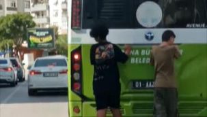 Adana'da patenli 2 çocuk, kendilerini ve trafiği tehlikeye attı