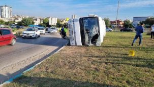 Adana'da servis midibüsü devrildi