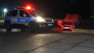 Araç beton bariyere çarpıp, takla attı