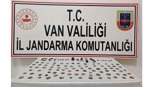 Araçta tarihi eserler ile yakalandı