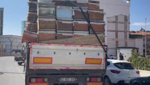 Arı kovanı yüklü TIR kaza yaptı
