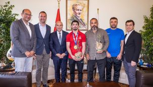 Başkan Soyer, Dünya şampiyonu Kerem Kamal’ı kutladı