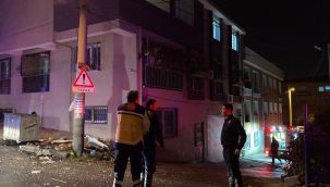 Dini içerikli kitapları ve eşyalarını yakarak balkondan aşağı attı