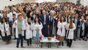 Egeli genç sağlıkçılar beyaz önlüklerini giydi