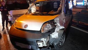 Hafif ticari araç otomobille çarpıştı