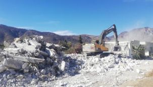 Milas'ta kaçak yapılar yıkılıyor